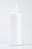 Botella de plástico blanco con fondo blanco para maqueta foto
