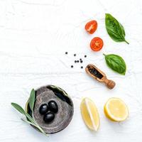 aceite de oliva e ingredientes frescos foto