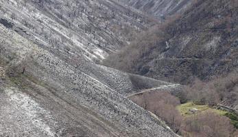 montañas despojadas de su vegetación después de un incendio foto