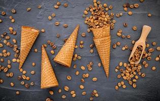 nueces y conos de galleta sobre un fondo gris foto