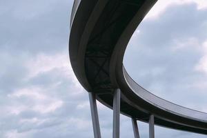 Arquitectura del puente en la ciudad de Bilbao, España foto