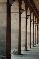 Arquitectura de columnas en la calle de la ciudad de Bilbao, España foto