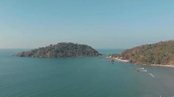 Palolem-eilandreservaat aan de rand van het Palolem-strand in Goa, India - luchtfoto panoramisch schot in de baan video