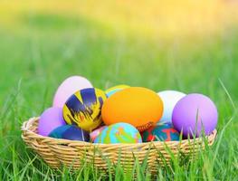 hermosos coloridos huevos de pascua en una canasta para el día de pascua