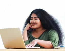 Mujer trabajando en una computadora portátil en casa durante el covid-19 foto