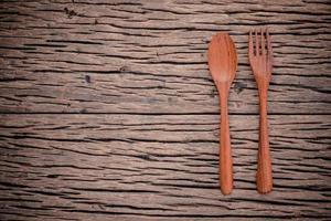 tenedor y cuchara de madera con espacio de copia foto