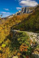 Carretera en el desfiladero del Danubio en Djerdap en la frontera serbio-rumana foto