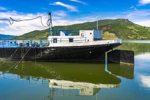 Barco en el desfiladero del Danubio en Djerdap en la frontera serbio-rumana foto