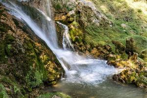 Cascada de gostilje en la montaña de Zlatibor en Serbia foto