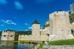 Fortaleza de Golubac en Serbia foto
