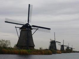 los molinos de viento del siglo XVIII de kinderdijk, un pueblo de los países bajos foto