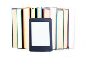 ebook inclinado concepto de libros de papel foto