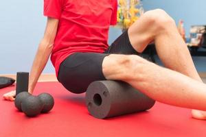 Foam roller thigh treatment in physiotherapy study photo