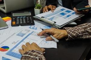 compañeros de trabajo mirando documentos foto