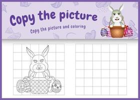 Copie la imagen del juego para niños y la página para colorear de Pascua con un lindo conejo en un huevo de cubo vector