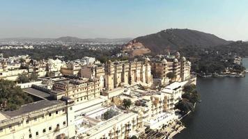 vlieg over Taj Fateh Prakash Palace en uitzicht op Shiv Niwas Palace, Udaipur video