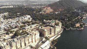 4k aerial drone footage panning along the lake shore city of Udaipur, India just off of Lake Pichola. video
