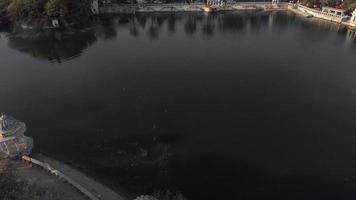 Vue de côté du lac de gangaur ghat au palais de leela udaipur sur le lac pichola à udaipur, rajasthan, inde video