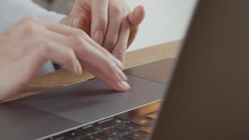 close-up van vingers van jonge gemengd ras vrouw bewegen op touchpad van laptop video