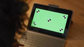 närbild av grön skärm på bärbar dator, fingrar av svart mogen kvinna röra tangentbordet video