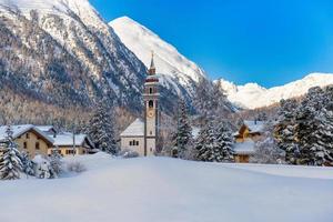 pueblo de bever, suiza en el invierno foto
