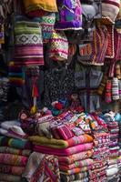 Coloridas telas tradicionales peruanas en el mercado. foto