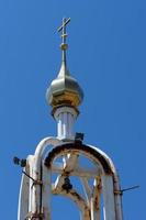 Campanario de la iglesia contra un cielo azul claro en Vladivostok, Rusia foto