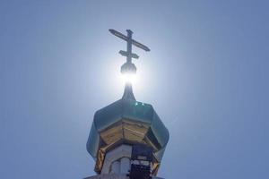 Cúpula dorada en un campanario retroiluminado con un cielo azul claro en Vladivostok, Rusia foto