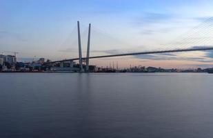 Paisaje urbano del puente dorado y la bahía del cuerno dorado en vladivostok, rusia foto