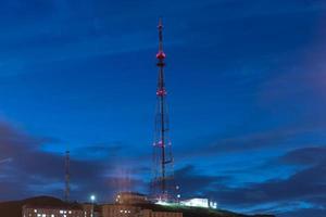 Torre de comunicaciones o televisión con cielo nublado oscuro en Vladivostok, Rusia foto