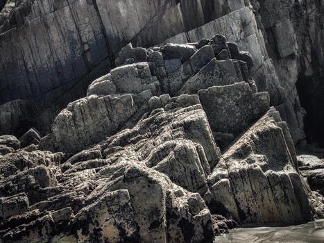 Rocas con bordes rectos durante la marea baja de una playa en la costa asturiana foto