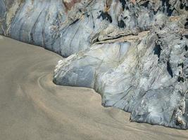 Rocas con bordes rectos durante la marea baja de una playa en la costa asturiana foto