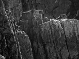 Rocas con bordes rectos durante la marea baja de una playa en la costa asturiana foto