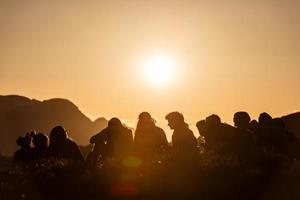 grupo de niños al atardecer en las montañas foto