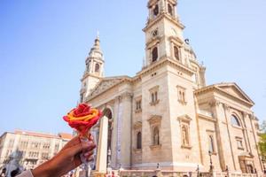 gelarto rosa a la vista de st. Fondo de la basílica de Stephen, Budapest, Hungría foto