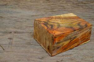 Madera de palisandro siamés natural sobre un fondo de madera vieja