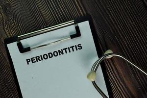 Periodontitis escrito en un papeleo aislado sobre mesa de madera foto