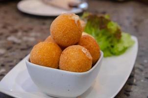 bolas de queso en un tazón foto