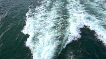 sentiero di turbolenza da una barca sull'acqua blu al rallentatore