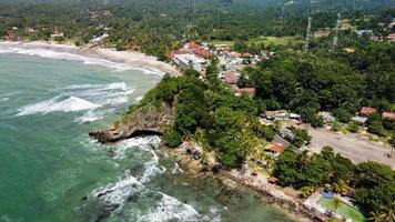 banten, indonesia 2021 - vista aérea de la playa de karang bolong foto
