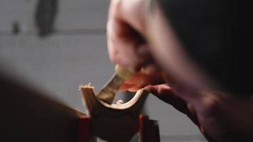 Woodcarver procesa un producto de madera con un cincel video