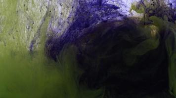 Résumé des gouttes d'encre de couleur bleu et vert vif se répandant dans la texture de l'eau video