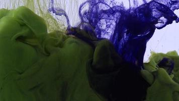 abstracte levendige blauwe en groene kleur inktdruppels verspreiden in water textuur video