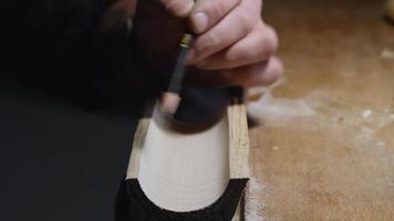 Handwerker markiert einen Pappel-Teeblatthalter mit einem einfachen Bleistift video