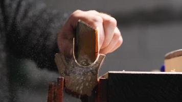 man poetst houten product video