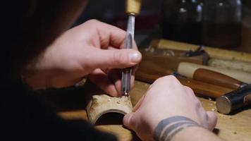 schrijnwerker maakt een houten houder video