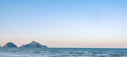 vista panorámica del mar azul, horario de verano foto