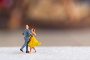 Pareja en miniatura bailando en un piso, concepto de día de San Valentín foto