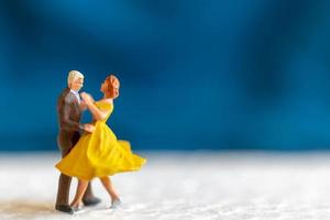 Pareja en miniatura bailando en un piso, concepto de día de San Valentín foto