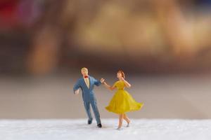 Pareja en miniatura bailando en un piso, concepto de día de San Valentín foto